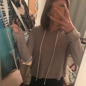 •Cropped long sleeve sporty top